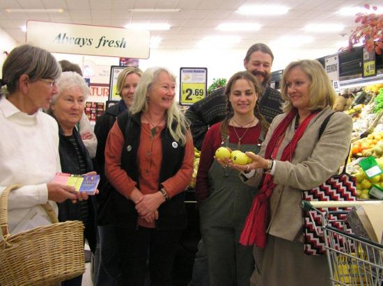 Sue talks to supermarket shoppers about food labelling